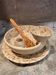 Handgjord skål till oliver. Spruzzi. Ljusbrun.