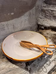 Handgjord fat 33 cm. Cremefärgad med bruna detaljer.