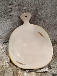 Handgjord grytunderlägg/ostfat 15 cm. Cremefärgad med bruna detaljer.