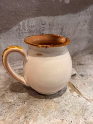 Handgjord kanna 15 cm. Cremefärgad med bruna detaljer.