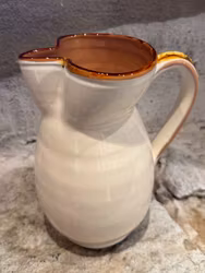 Handgjord kanna 21 cm. Cremefärgad med bruna detaljer.