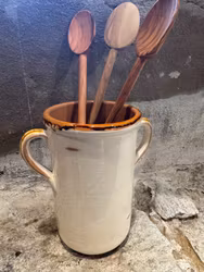 Handgjord krus 21 cm. Cremefärgad med bruna detaljer.