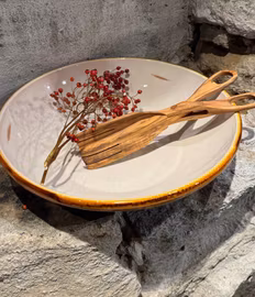 Handgjord fat 33 cm. Cremefärgad med bruna detaljer.