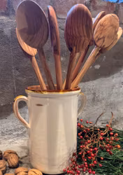 Handgjord krus 21 cm. Cremefärgad med bruna detaljer.