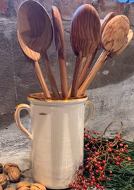 Handgjord krus 21 cm. Cremefärgad med bruna detaljer.