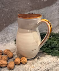 Handgjord kanna 21 cm. Cremefärgad med bruna detaljer.