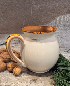 Handgjord kanna 15 cm. Cremefärgad med bruna detaljer.
