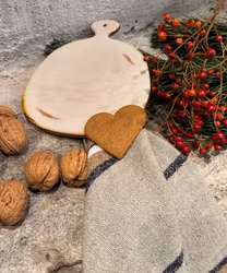 Handgjord grytunderlägg/ostfat 15 cm. Cremefärgad med bruna detaljer.