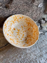 Handgjord skål 23 cm. Spruzzi. Ockragul.