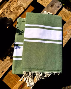 Badlakan/handduk 100 x 200 cm. 100% bomull. Olivgrönt.