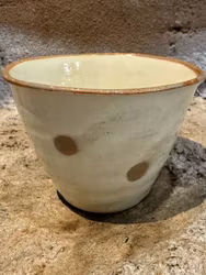 Kaffe-/temugg 10 cm. Cremefärgad.