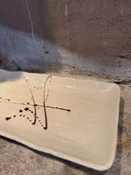 Fat 33 cm. Cremfärgad.