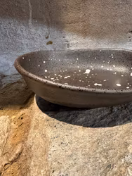 Skål 20 cm. Rustikt dekorerad.