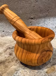 Mortel i olivträ 8,5 cm.