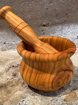 Mortel i olivträ 8,5 cm.