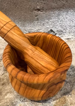 Mortel i olivträ 8,5 cm.