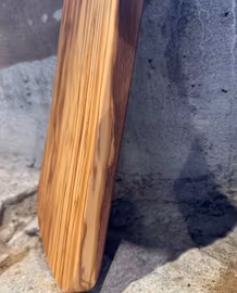 Serveringsbricka/skärbräda i olivträ 46 cm.