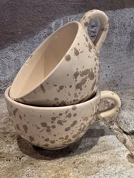 Handgjord kopp/mugg 10 cm. Spruzzi. Ljusbrun.
