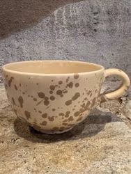 Handgjord kopp/mugg 10 cm. Spruzzi. Ljusbrun.