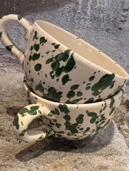 Handgjord kopp/mugg 10 cm. Spruzzi. Flaskgrön.