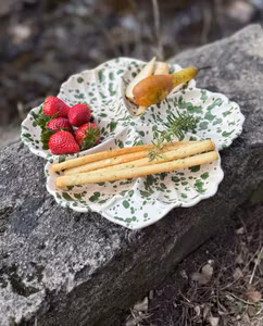 Handgjord antipasto-/ tapasfat. Spruzzi. Flaskgrönt.