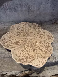 Handgjord antipasto-/ tapasfat. Spruzzi. Ljusbrunt.