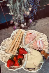 Handgjord antipasto-/ tapasfat. Spruzzi. Ljusbrunt.