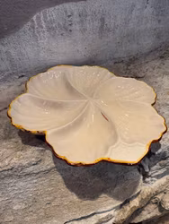 Handgjord antipasto-/ tapasfat. Cremefärgad med bruna detaljer.