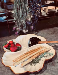 Handgjord antipasto-/ tapasfat. Cremefärgad med bruna detaljer.