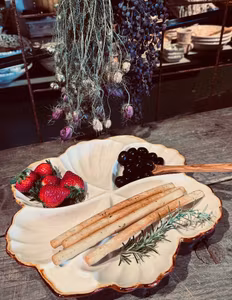 Handgjord antipasto-/ tapasfat. Cremefärgad med bruna detaljer.