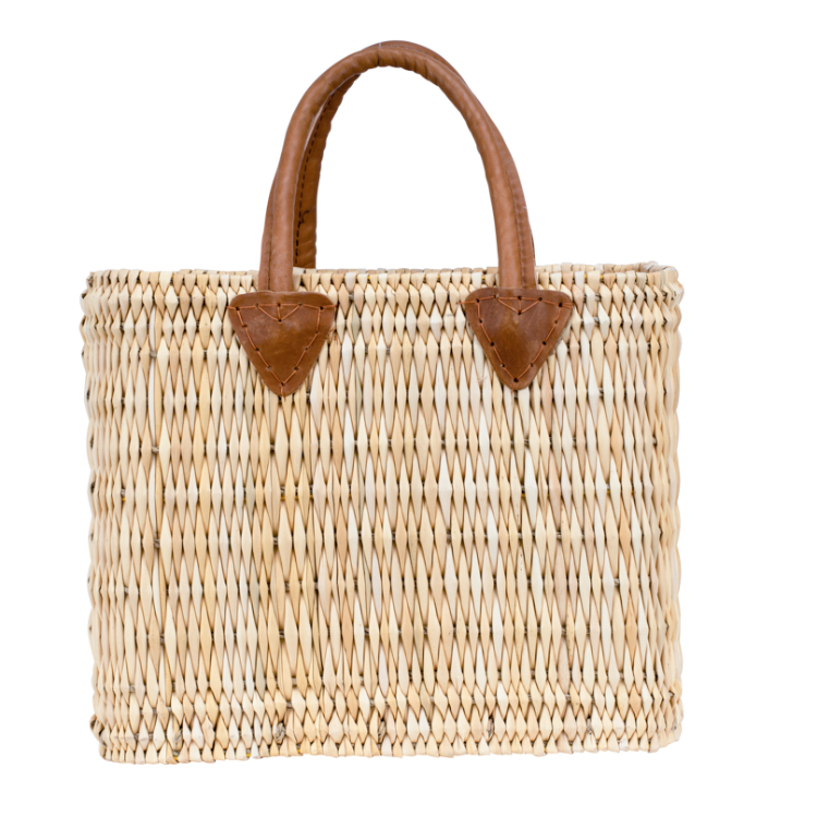 Stråväska med korta handtag.