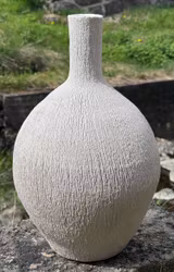 Vit flaskformad urna 40 cm.