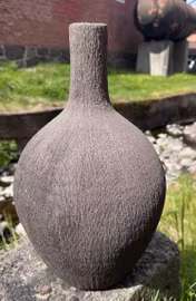 Flaskformad grå-svart urna 43 cm.