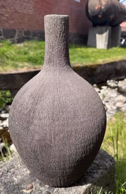Flaskformad grå-svart urna 43 cm.