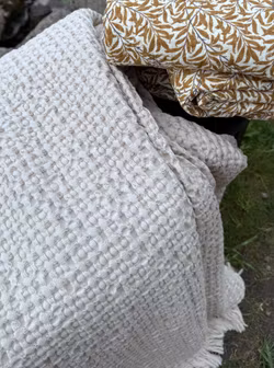 Pläd 100% tvättad bomull. Linnefärg.