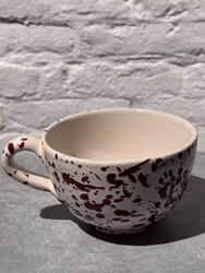 Handgjord kopp/mugg 10 cm. Spruzzi. Mörkröd.