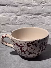 Handgjord kopp/mugg 10 cm. Spruzzi. Mörkröd.