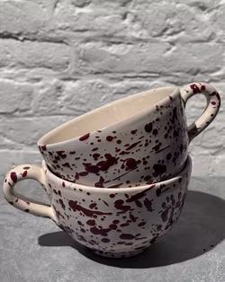 Handgjord kopp/mugg 10 cm. Spruzzi. Mörkröd.