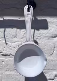 Skopa i glaserad keramik 21 cm. Vit.