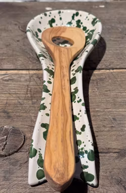 Handgjord skedhållare 30 cm. Spruzzi. Flaskgrön.