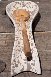 Handgjord skedhållare 30 cm. Spruzzi. Ljusbrun.