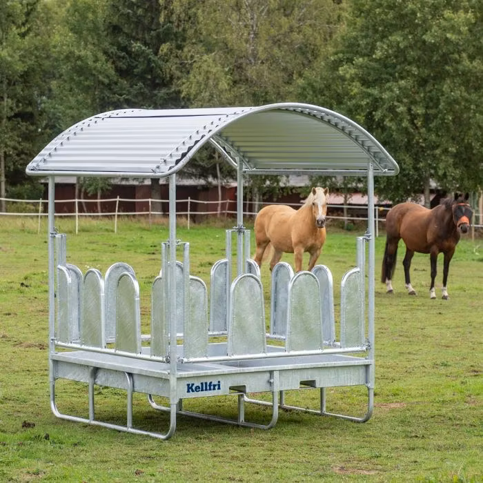Foderhäck med tak och täckta bogstöd för häst