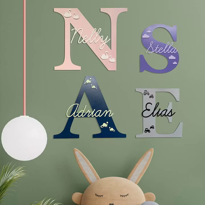 Personligt vægbogstav med figurer - vægdekoration