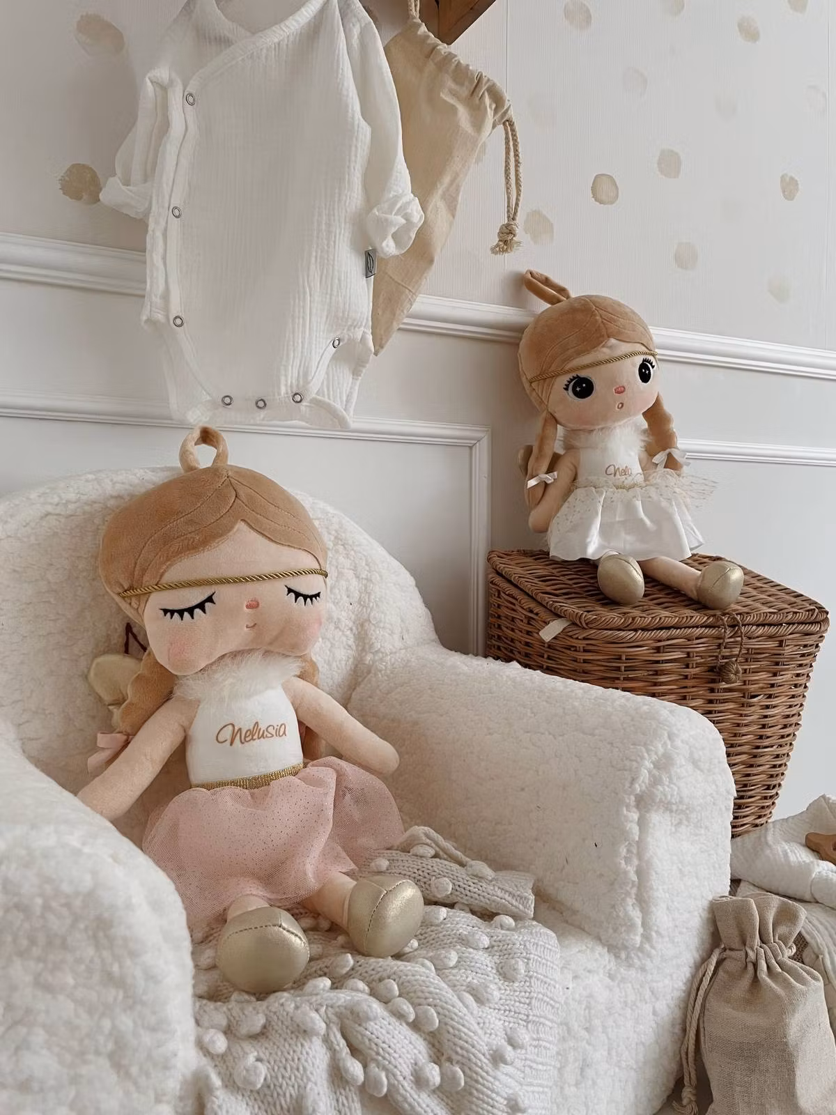 Sovende engel, stor dukke med navn