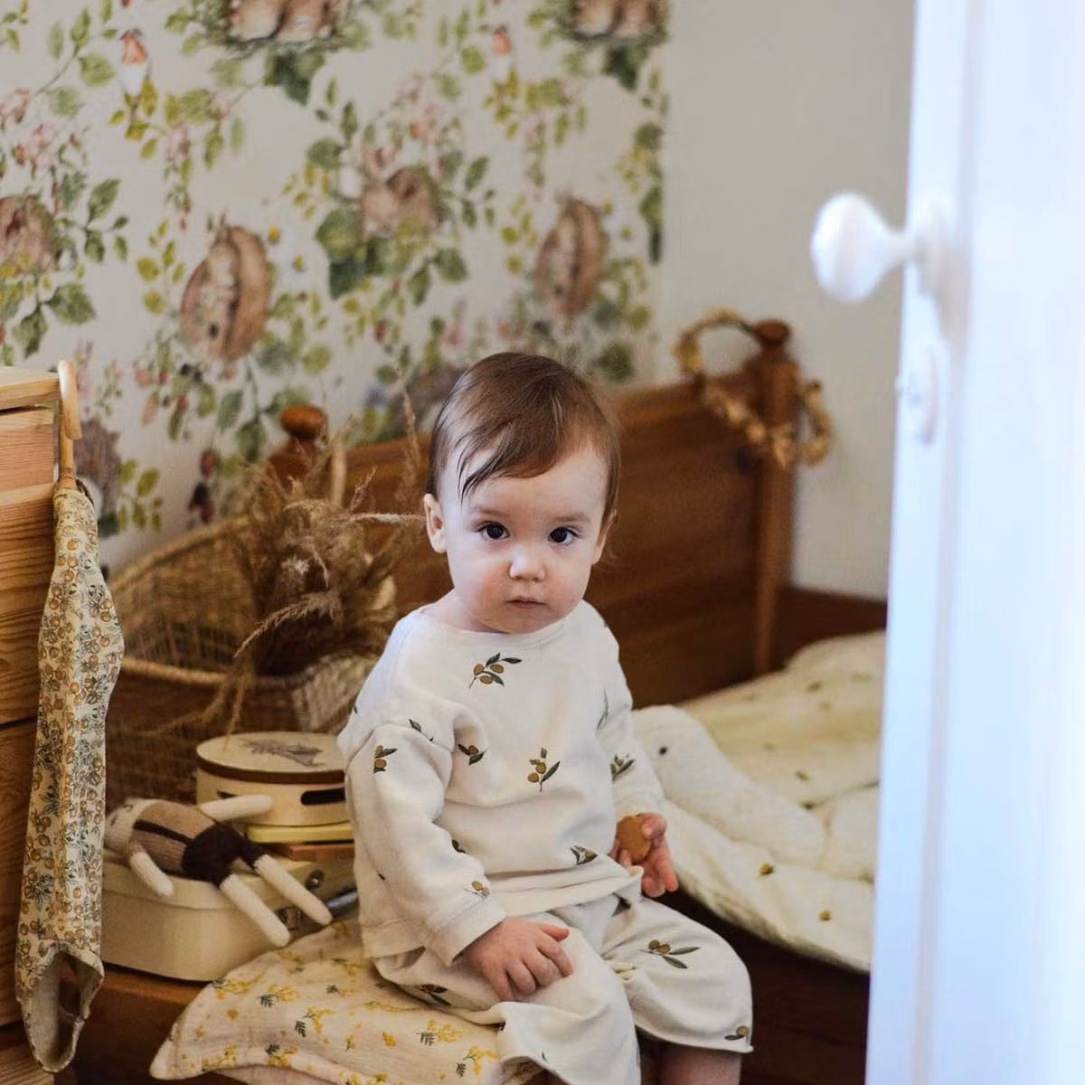 Dekornik, tapet Lysegrå skov