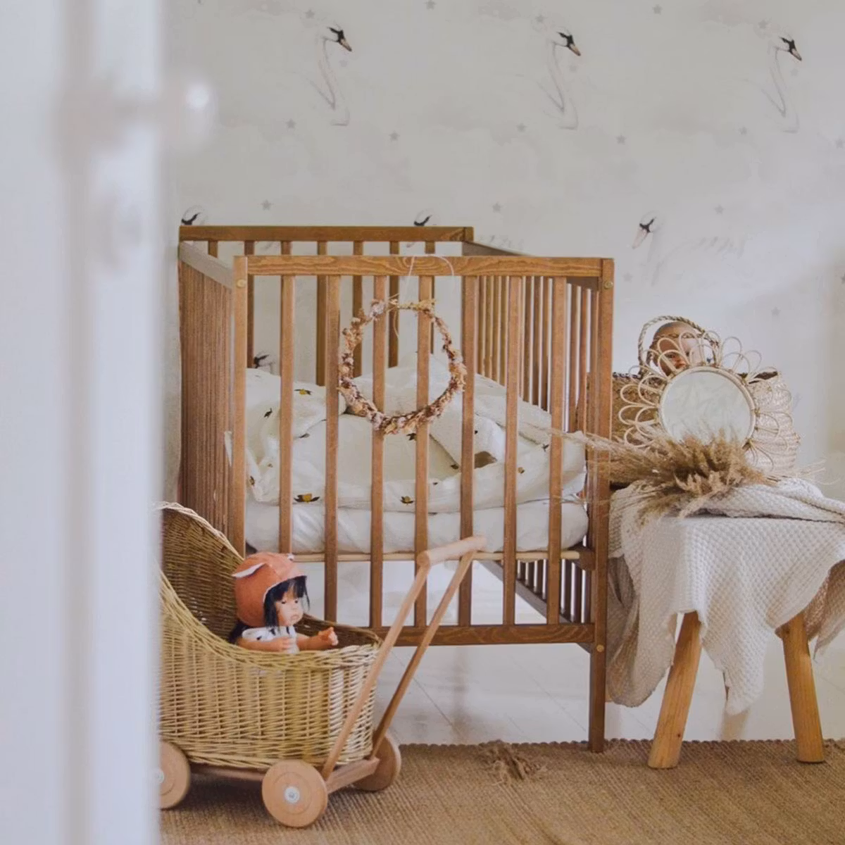 Dekornik, tapet Svan