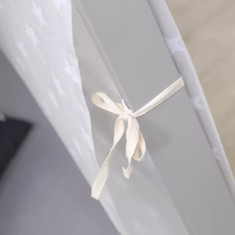 Hvid husseng tipi med gardin og opbevaring 90x200 cm