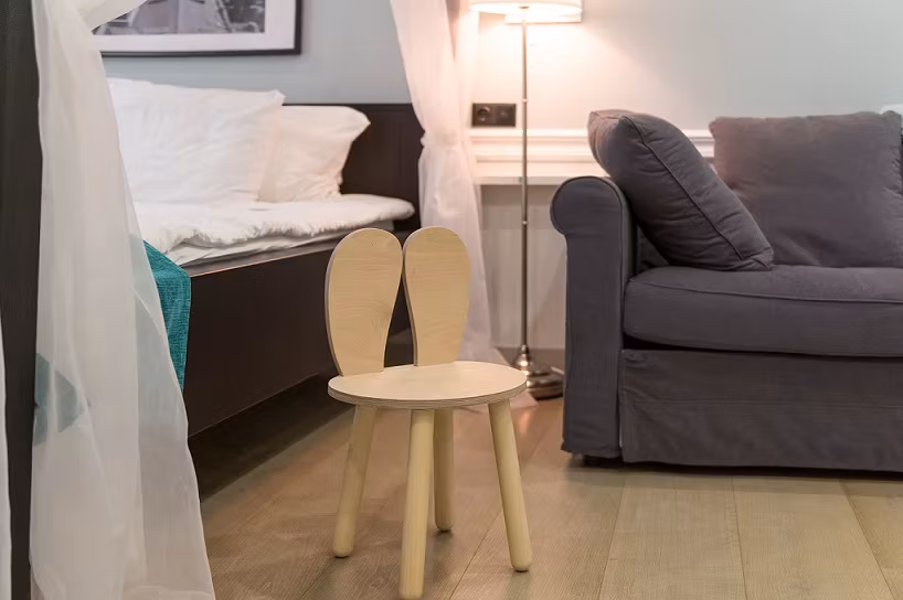 Møbelsæt stol med bord, kanin natur