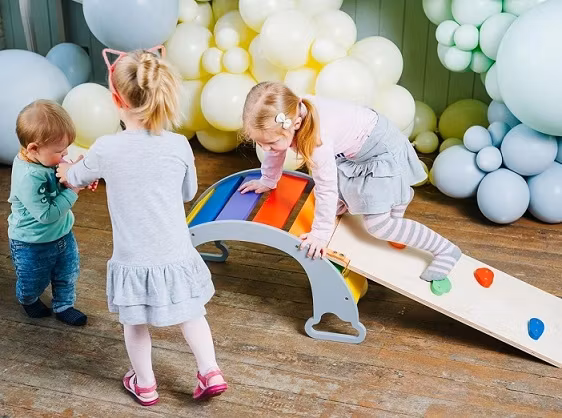 Klatregynge til børneværelset, grå regnbue