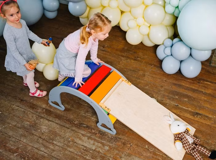 Klatregynge til børneværelset, grå regnbue